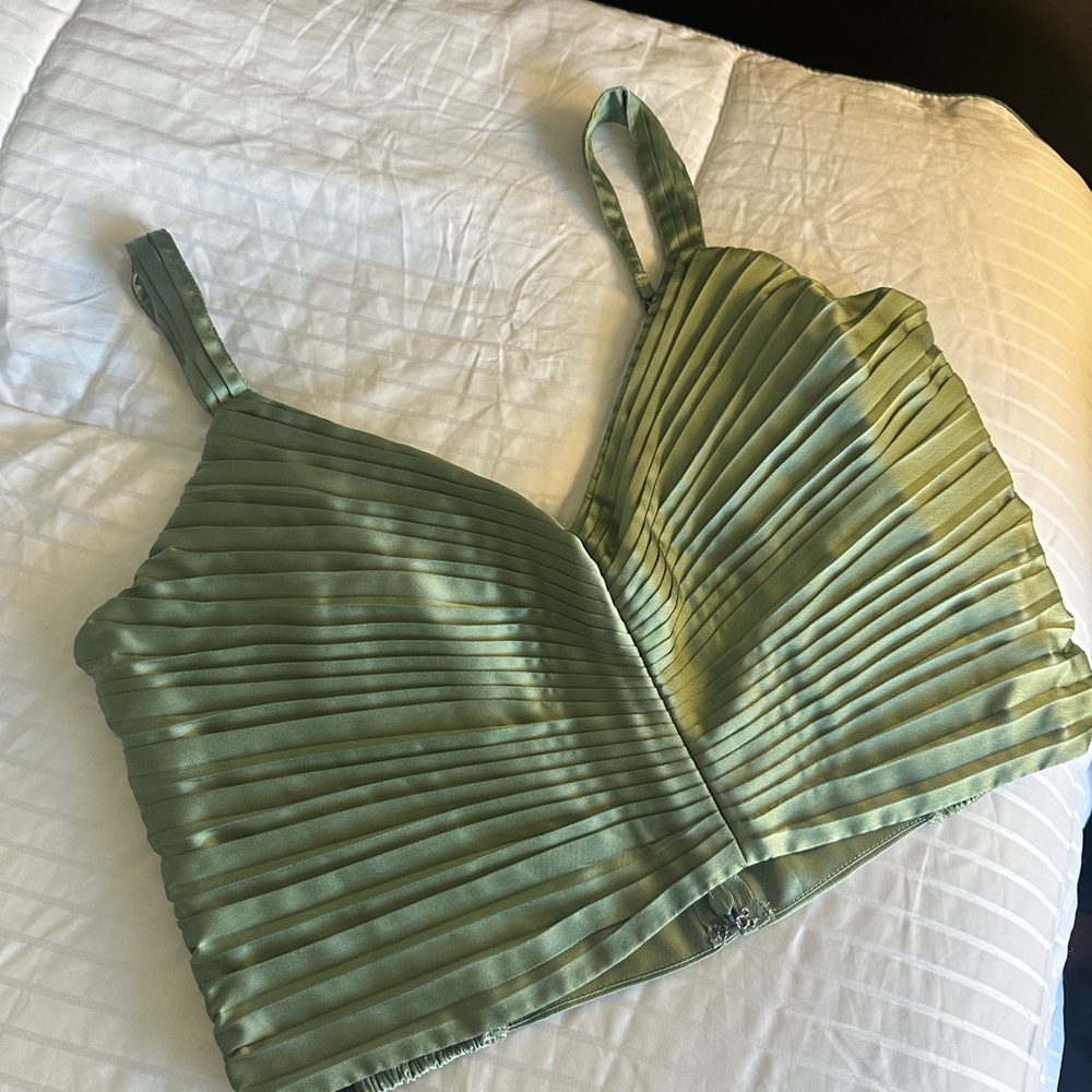 Abercrombie & Fitch Green Fitted Pleated Crop Tank Top - Picture 3 of 9